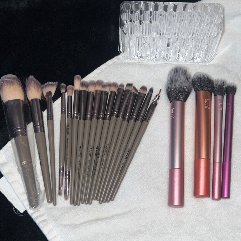 Real Techniques Makeup Brush Set(4) Maange 17 set brush. Acrylic stand also.